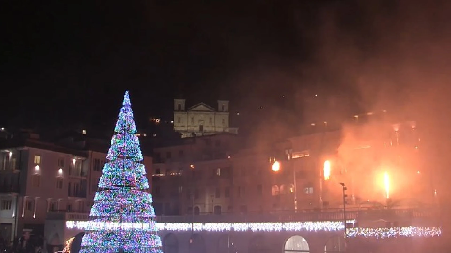 In migliaia in Piazza Plebiscito a Castel Di Sangro per l’accensione delle luminarie. Si accende il NATALE in città. GUARDA IL SERVIZIO.